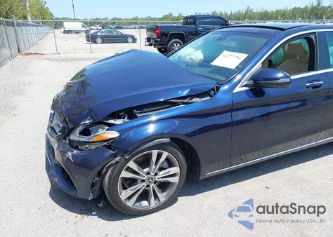 2017 Mercedes-Benz C 300 Luxury/Sport z USA, uszkodzony, nr VIN 55SWF4JB0HU219942